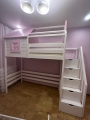 кровать чердак домик с лестницей комодом